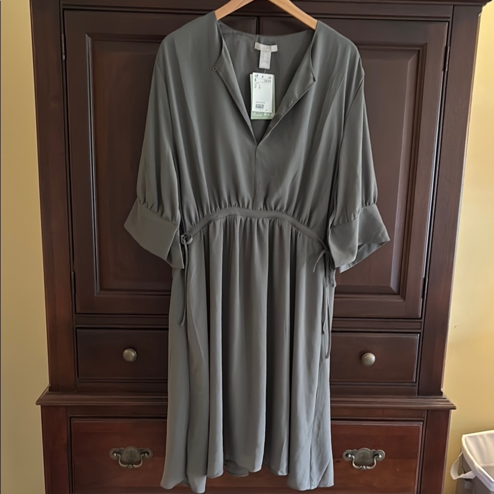 H&M sage green chiffon dress size L very versatile a classic dress